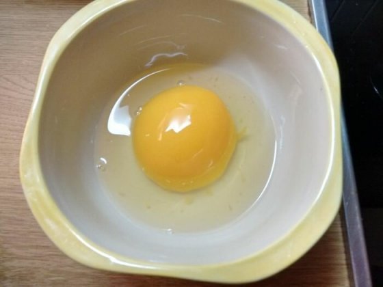 ეს კვერცხი  არაა,  სიროფში  ჩაგდებული  გარგარის  ნახევარია