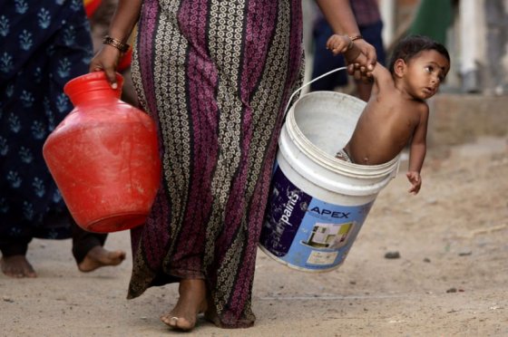 ინდოეთში გვალვის გამო ქალი შვილთან ერთად მიდის წყალის მოსატანად