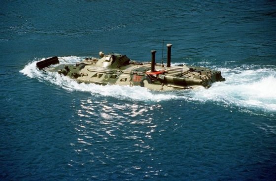 "БТР-82А" რუსეთის  საზღვაო ქვეითების ჯავშანტრანსპორტიორი იხვივით მიცურავს წყალში
