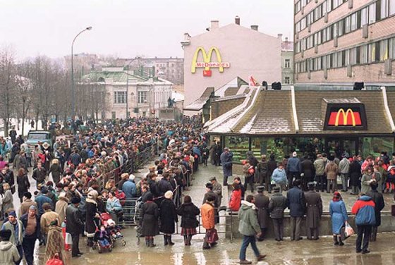 ჰამბურგერის დღე-ასეთი რიგი იდგა ,როდესაც სსრკ-ში პირველი "მაკდონალდსი" გაიხსნა-მოსკოვი1990