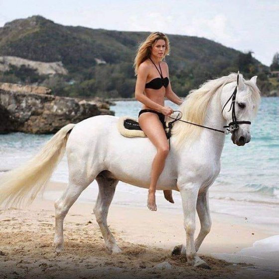 ისეთი ფოტოა რომ ვერ გადაწყვეტ ქალი ჯობია თუ ცხენი ?