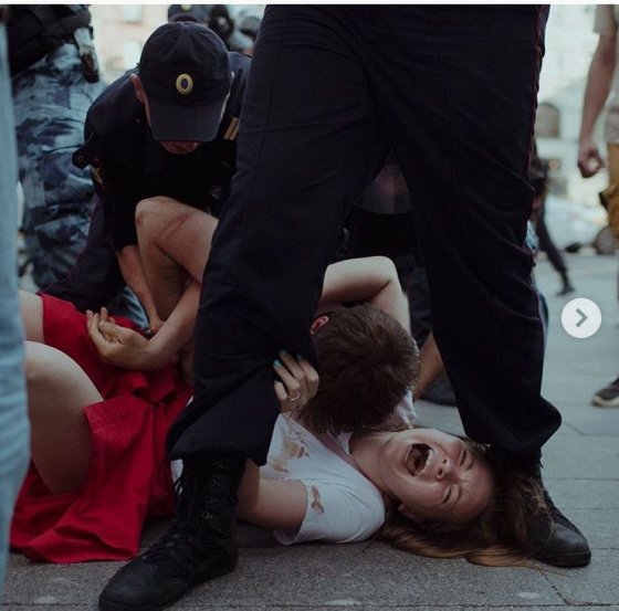 ეს ღორები არც კაცს ინდობენ და არც ქალებს, რუსული პოლიციის სპეცრაზმი მიტინგს არბევს