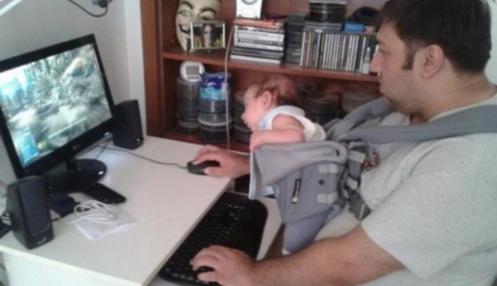 ამ ასაკის ბავშვის დასმა კომპიუტერთან არაა მიზანშეწონილი, მამას კი ის "კენგურუში" ჩაუსვამს და თამაშობ