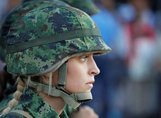 სერბი ქალები ძალიან ლამაზები არიან, სამხედრო ფორმით მით უმეტეს