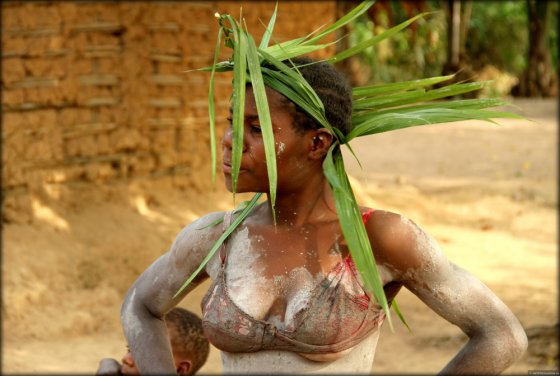 აფრიკელ ქალს მისი ტომის ტრადიციების შესაბამისად ტალახის ისეთი ფენა ადევს რწყილიც ვერ უკბენს