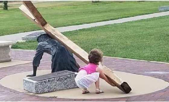 პატარა გოგონამ იესო ქრისტეს მონუმენტის დანახვაზე მისი "დახმარება" სცადა და ჯვრის აწევა მოინდომა