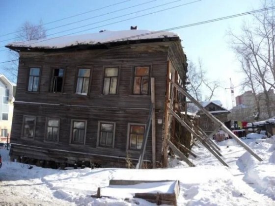 გარეწარი რუსეთის პრეზიდენტი თავის ხალხს ასეთ დანგრეულ სახლებში აცხოვრებს და ჩვენს მიწას ებღაუჭება
