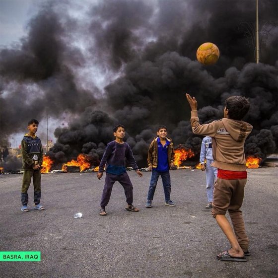 ერაყელ ბავშვებს აფეთქებები არ ადარდებთ, ბურთის თამაშით გაერთნენ
