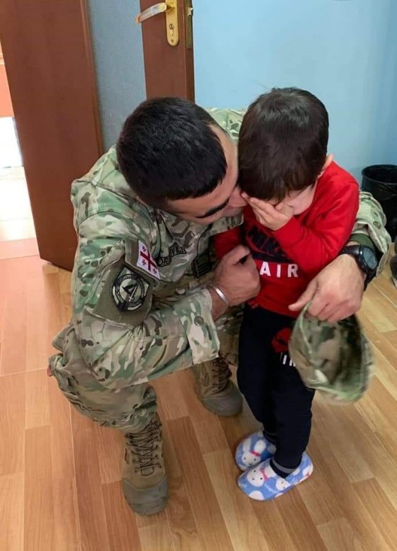 სამშვიდობო მისიიდან დაბრუნებული ჯარისკაცისა და მისი შვილის ემოციური შეხვედრა