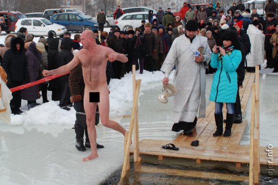 რუსეთში ტრადიციაა ქალი ბიუსტჰალტერის გარეშე ჩავიდეს წყალში ნათლისღებისას, მაგრამ ეს რაღაა