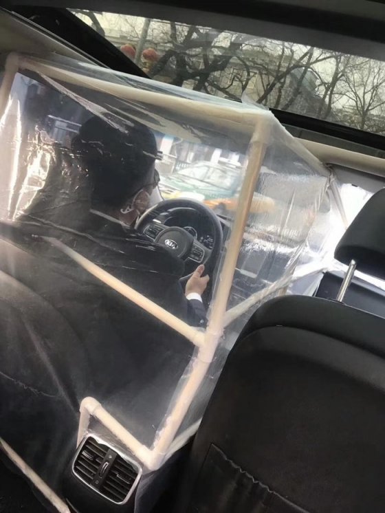 კორონავირუსის საწინააღმდეგო კაფსულა მოიწყო მანქანაში ჩინელმა მამაკაცმა