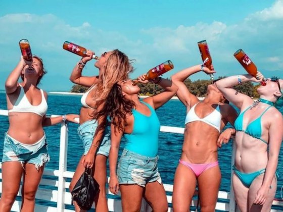 ბიკინებიანი გოგოები ლუდს სვამენ, თან ყველა ერთნაირად ფერხორციანია
