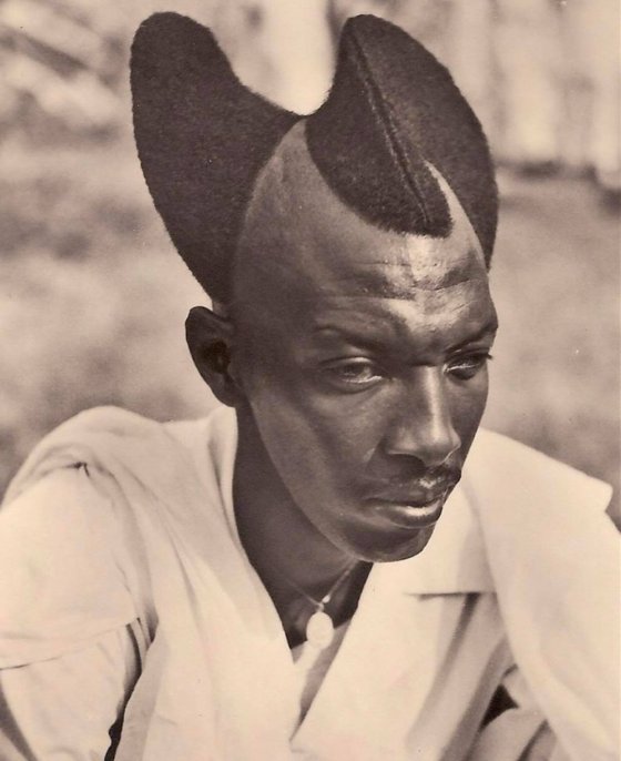ამასუნზუ - რუანდელი მამაკაცის ტრადიციული თმის ვარცხნილობა