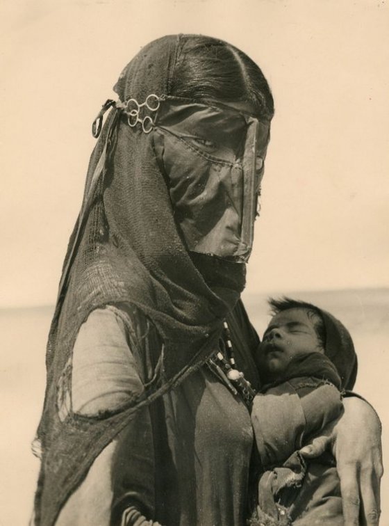 ბედუინი დედა ჩვილით 1948 წელი