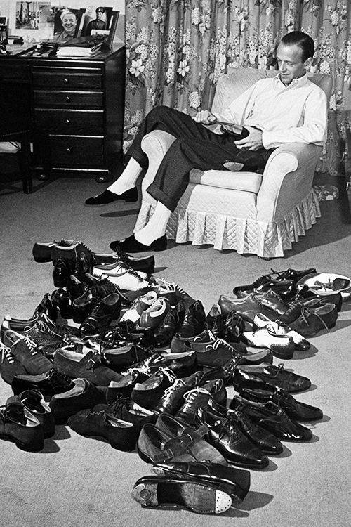 ფრედ ასტერი თავისი საცეკვაო ფეხსაცმელების კოლექციით.1941 წ.