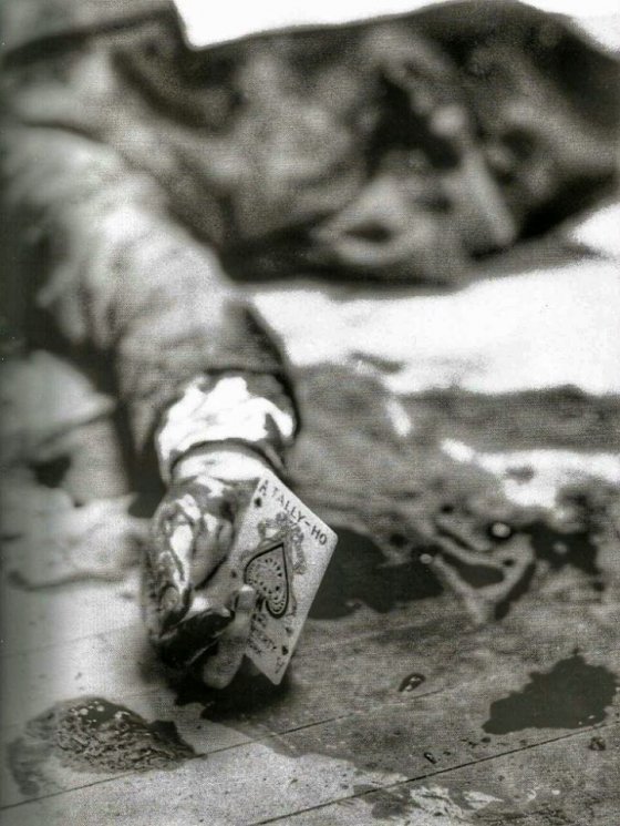 მოკლული ჯო მასერია ("ბოსი ჯო") თითებში ყვავის კიკოთი