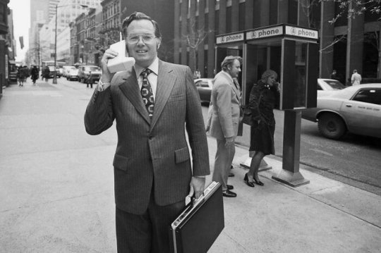 Motorola- ს ვიცე-პრეზიდენტმა ჯონ მიტჩელმა აჩვენა პირველი პორტატული რადიო ტელეფონი ნიუ-იორკში 1973 წ
