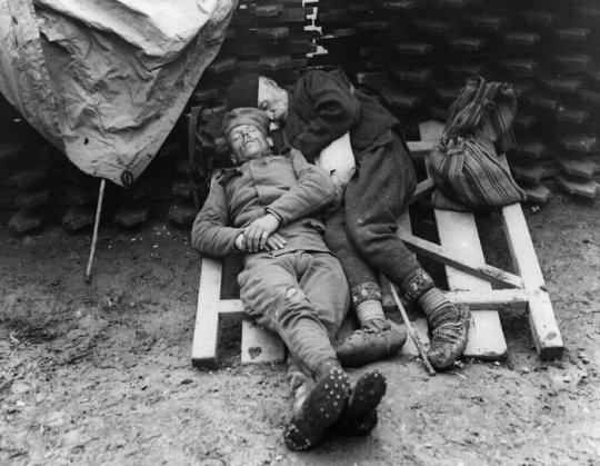 სერბ ჯარისკაცს სძინავს მამასთან ერთად, რომელიც მოვიდა მასთან სტუმრად ბელგრადის ფრონტის ხაზზე, 1914