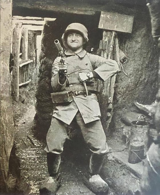 გერმანელი ჯარისკაცი სანგრებში, პოზირებს ფოტოგრაფის წინ. I მსოფლიო ომი. 1917 წ.