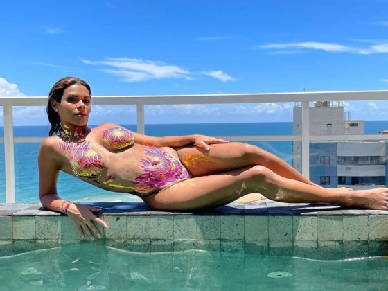 ბრაზილიელმა Playboy -ის მოდელმა შიშველი სხეულზე სასირცხვო ადგილები სტრაზებით დაიფარა