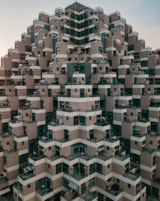 კვადრატებად აწყობილი 18 სართულიანი ბინა შანხაიში, ჩინეთი