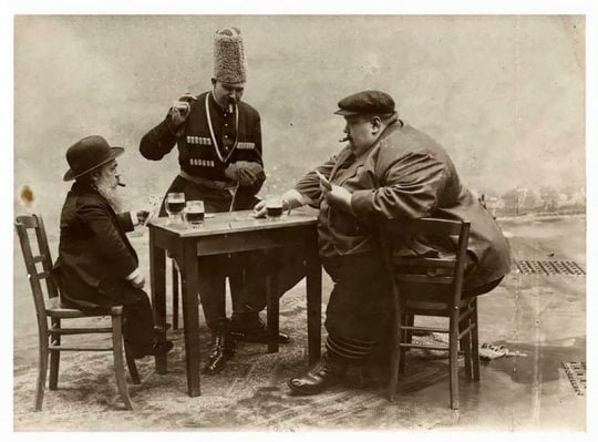 ყველაზე დაბალი,ყველაზე მაღალი და ყველაზე მსუქანი ადამიანები ევროპაში თამაშობენ ბანქოს.1913 წელი.