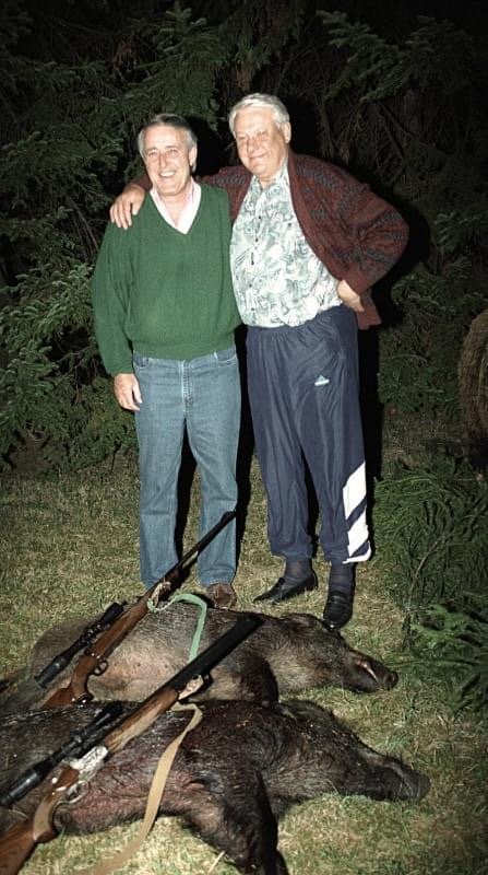 ლოთი ბორია (რუსეთის ფედერაციის ყოფილი პრეზიდენტი) და კანადის პრემიერი ნადირობის შემდეგ