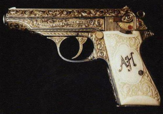 ჰიტლერის "ოქროს იარაღი", რომელიც 1987 წელს აუქციონზე 114 000 დოლარად გაიყიდა.