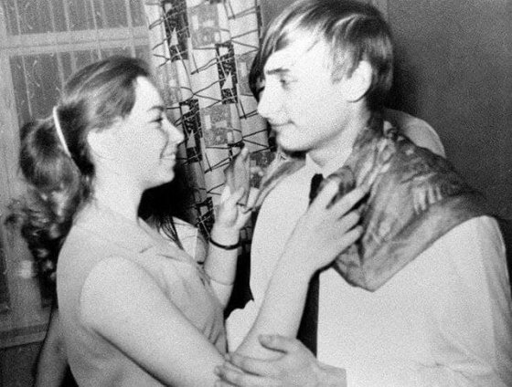 რუსეთის დიქტატორი პუტინი თანაკლასელ ელენასთან  ცეკვავს. 1970 წელი