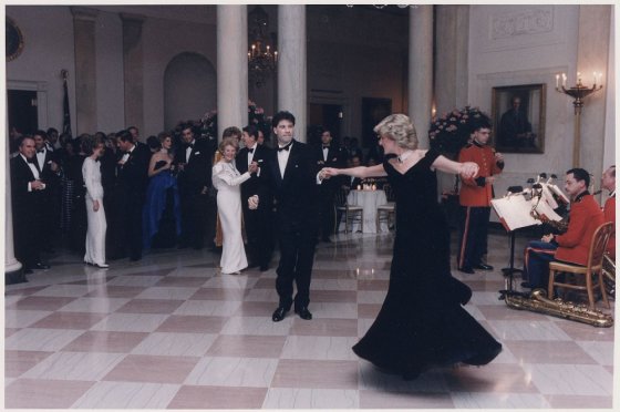 პრინცესა დიანა ცეკვავს, მსახიობ ჯონ ტრავოლტასთან ერთად თეთრ სახლში, სადაც საპატიო ვახშამზე, აშშ-ს პრ