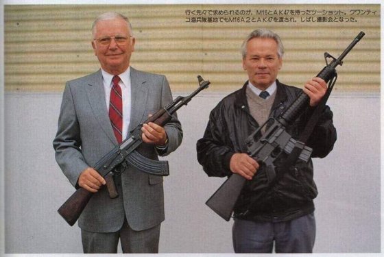 მიხაილ კალაშნიკოვი , ევგენი სტოუნერი . მათ მიერ შექმნილი იარაღებით. ვაშინგტონი 1990 წელი.