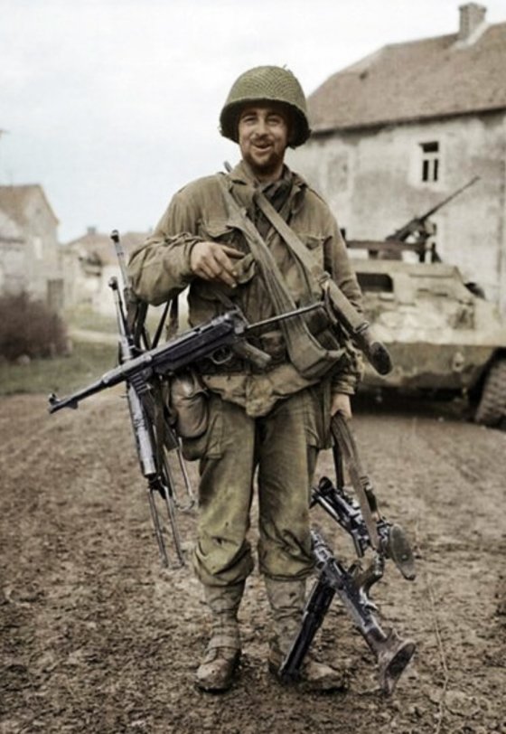 ამერიკელი ჯარისკაცი გერმანული იარაღით