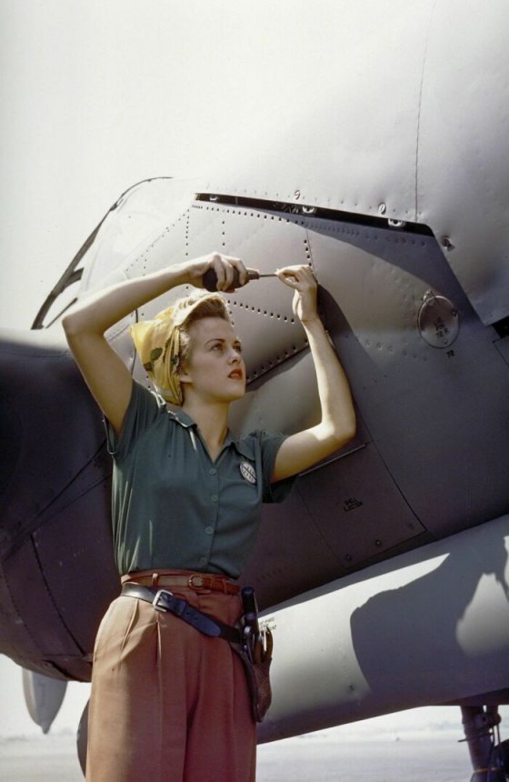 ლოკჰიდ მარტინის თანამშრომელი სალი უადსვორტი, მუშაობს კალიფორნიაში 1944 წელს P-38 ელვის კორპუსზე.