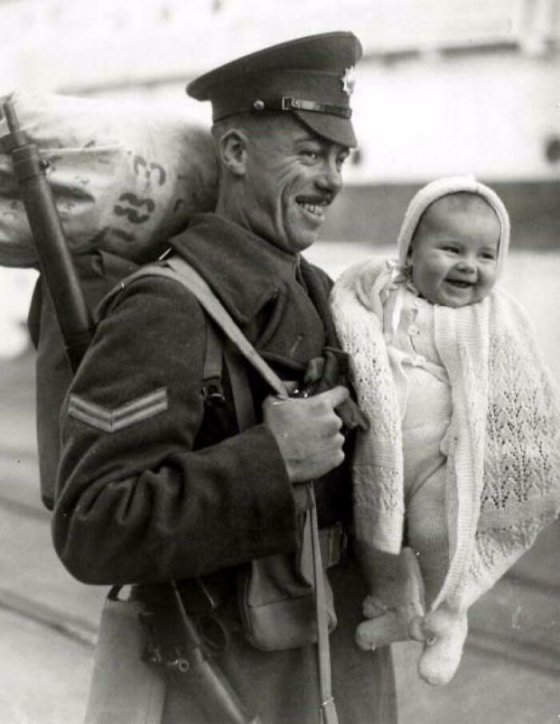 შინ დაბრუნებული, ბრიტანელი ჯარისკაცი თავისი 8 თვის ქალიშვილით, როდესაც ის ნავმისადგომებზე ჩამოდის. 1