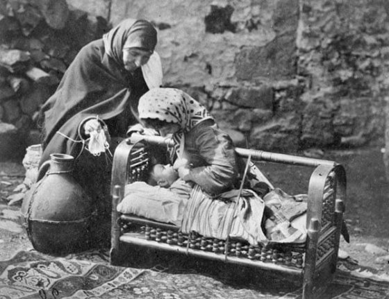 ქართველი დედა ახალდაბადებულ შვილს კვებავს, 1881 წლის ფოტო
