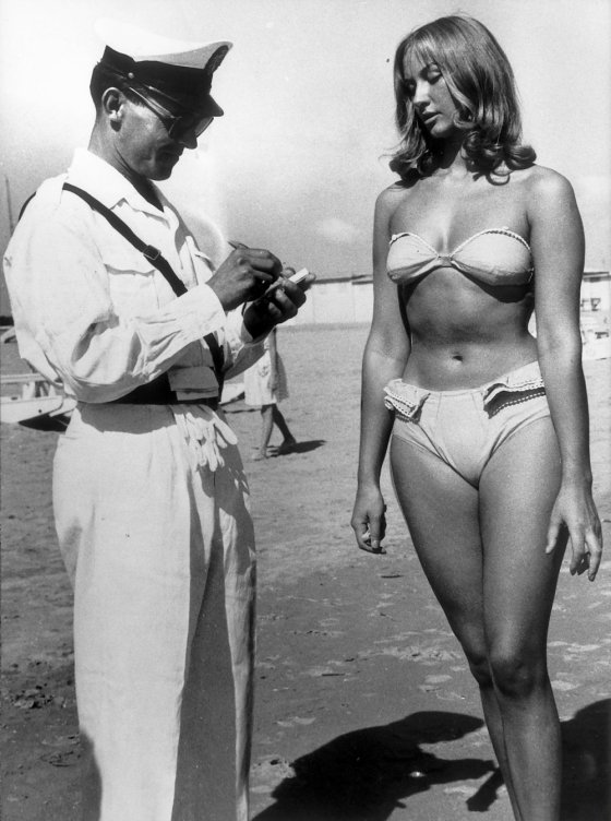 სანაპიროზე ზედმეტად თამამი საცურაო კოსტუმის გამო დაჯარიმება, რიმინი, 1957 წელი