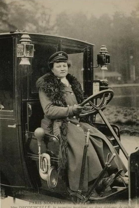 1907 წელი, პარიზი, მადამ დეკუღშე - ტაქსის მართვის მოწმობის მფლობელი პირველი ქალბატონი