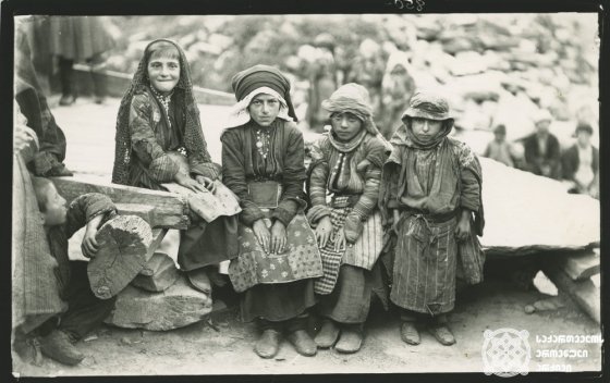 რაჭა, სოფელი ღები, პატარა გოგონები, 1890 წელი, ვიტორიო სელას კოლექცია