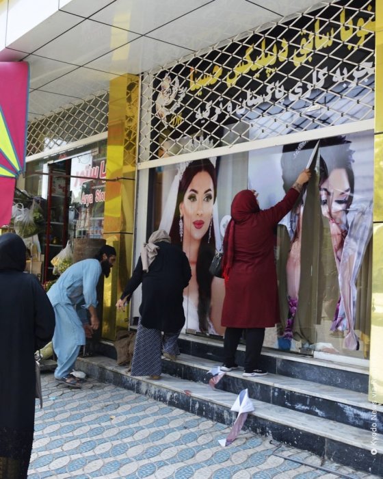 ავღანეთში სილამაზის სალონებზე გამოსახულ ქალებს ღებავენ