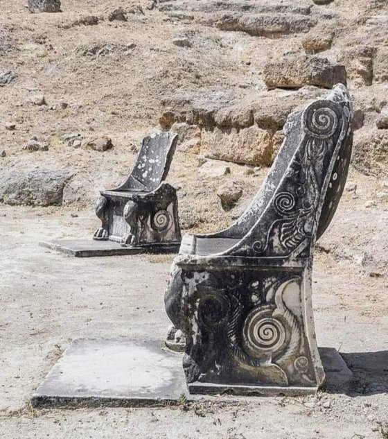 2000 წლის მარმარილოს ტახტები ოროფოსის ამფიარეონის ძველ თეატრში, საბერძნეთი