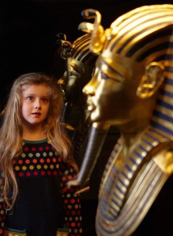 ინგლისელი გოგონას საოცარი მზერა ტუტანჰამონის ოქროს გამოსახულებაზე