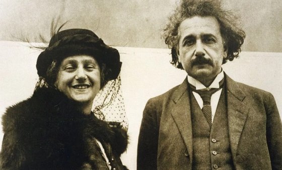 ალბერტ აინშტაინი მეორე ცოლთან ელზა აინშტაინთან ერთად რომელიც მისი გარე ბიძაშვილი იყო