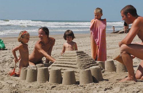 ოჯახი ნუდისტურ სანაპიროზე