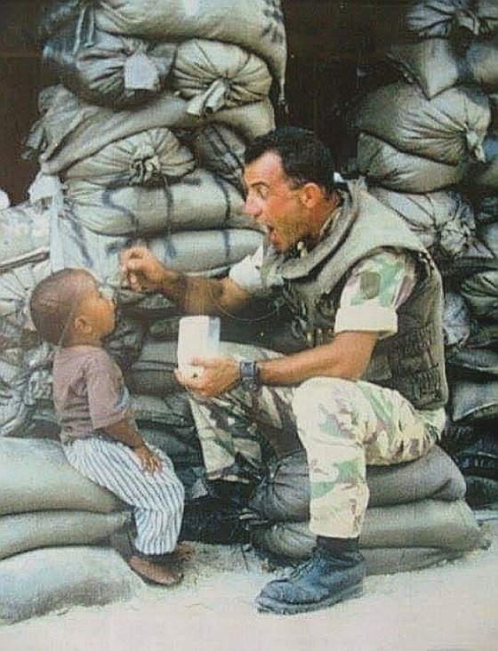 მოგადიშო, 1993. იტალიელი ჯარისკაცი ადგილობრივ ობლებს საჭმელს აჭმევს