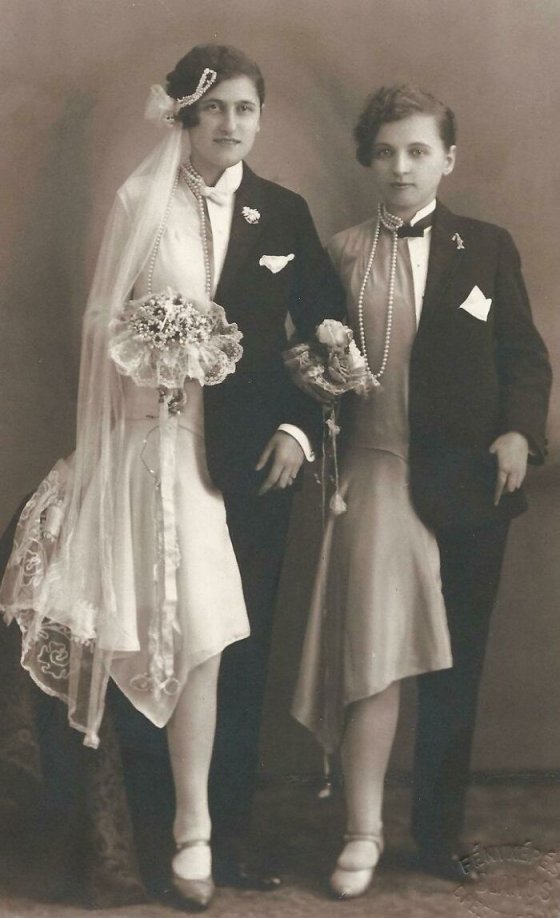 ატელიეს ფოტო: "ლესბოსელი წყვილი სანახევრო საქორწილო სამოსში"; უნგრეთის სამეფო - ბუდაპეშტი, 1920 წ