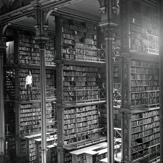 კაცი ათვალიერებს წიგნებს ცინცინატის ძველ საჯარო ბიბლიოთეკაში. შენობა დაანგრიეს 1955 წელს. დღეს საოფი