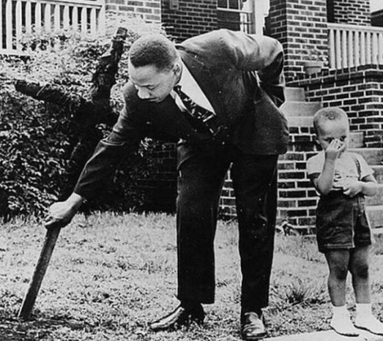 მარტინ ლუთერ კინგი უმცროსი 1960 წელს საკუთარი ეზოდან დამწვარი ჯვრის ამოღებას ცდილობს