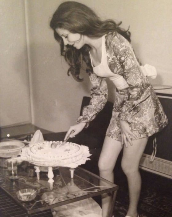 ქალი ჭრის თავის დაბადების დღის ტორტს ირანში 1973 წელს, ისლამურ რევოლუციამდე 5 წლით ადრე