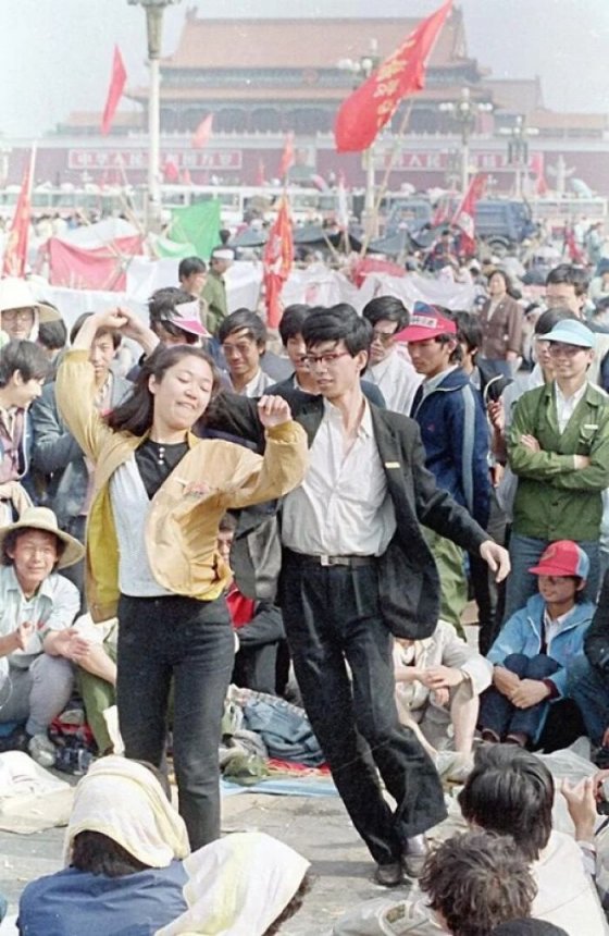 სტუდენტები ცეკვავენ ტიანანმენის მოედანზე ჩინელი სამხედროების მოსვლამდე, 1989 წლის 4 ივნისი