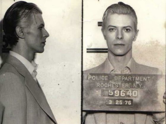 დევიდ ბოუი როჩესტერში მარიხუანას შენახვისთვის დაპატიმრების შემდეგ, 1976 წ.
